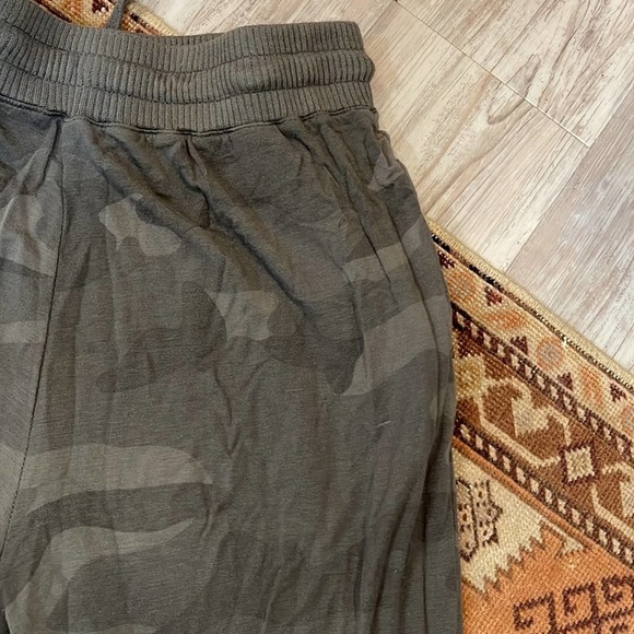 Splendid Supersoft Camo Jogger medium - Picture 8 of 9